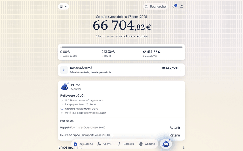 Letikette sur un ordinateur : 66 704,82 € dus au 17 septembre 2026, l’ancienneté des retards, 18 443,92 € de pénalités et de frais jamais réclamés, et Plume qui relit un dépôt, avec les deux relances qui partent bientôt.