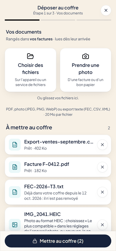 Le dépôt au coffre dans Letikette : choisir des fichiers ou prendre une photo, puis la liste des documents prêts à partir, chacun vérifié avant l’envoi.